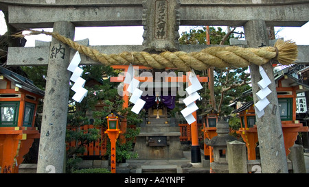 Un piccolo tempio urbano a Tatsumibashi nel centro di Kyoto in Giappone Foto Stock