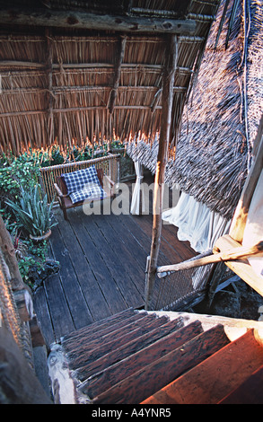 Semplice interno di uno degli elevati treehouses di lusso costruito intorno a un gigantesco albero di boabab a Chole Mjini isola Mafia Tanzania Foto Stock