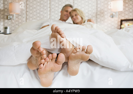 Coppia matura nel letto Foto Stock