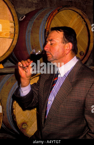 Un uomo francese degustazione di vini con degustazione di vino, cantina, cantina, Chateau Nenin, regione di Bordeaux, Libourne, Francia, Europa Foto Stock