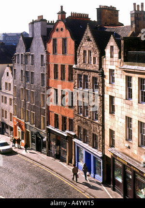 dh Victoria Street GRASSMARKET EDINBURGH West Bow edifici negozi appartamenti gente che pavement scozia nella città vecchia Foto Stock