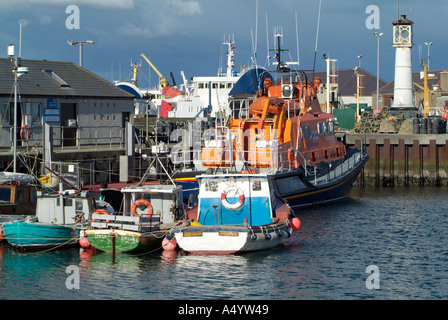 Dh Harbour KIRKWALL ORKNEY Quayside barche da pesca scialuppa di salvataggio e il porto di torre faro Foto Stock