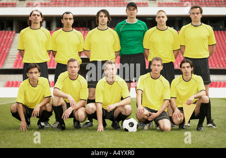 Squadra di calcio in giallo Foto Stock