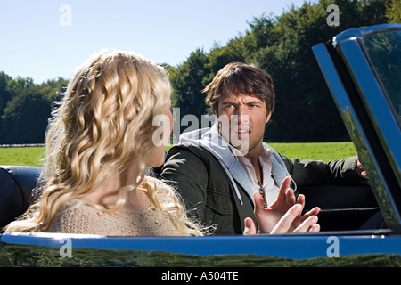 Giovane sostenendo in una cabriolet Foto Stock