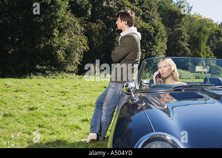 Matura in campo con cabrio Foto Stock