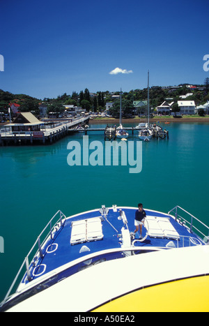 Nuova Zelanda Bay of Islands e vista della città di Russell dock dal mazzo di gualchiere catamarano da crociera Foto Stock