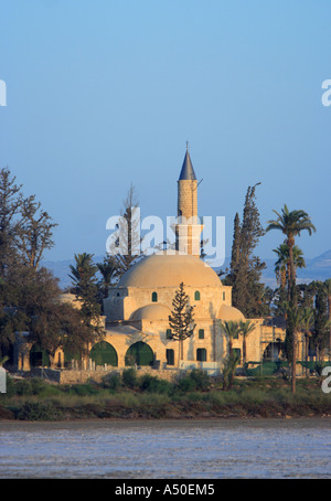 La Hala Sultan Tekkesi moschea che si vede attraverso il lago salato nei pressi di Larnaka Cipro a sunrise Foto Stock