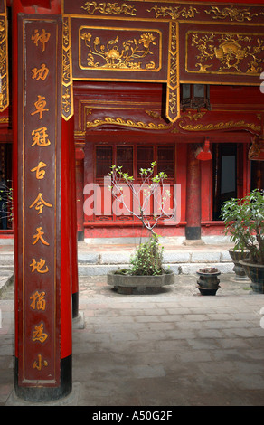 Tempio della Letteratura costruito 1070 Hanoi Vietnam del Sud Est Asiatico altare nella pagoda Foto Stock