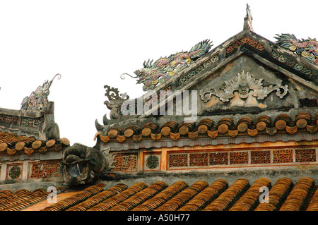 Tu Duc tomba composto vicino Hue Vietnam centrale Sud Est Asia Orient oriental TETTO TEGOLA dettaglio di Hoa Khiem tempio Foto Stock