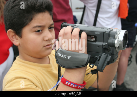 Miami Florida,Little Havana,Calle Ocho,Tres Reyes Magos Three 3 Kings Parade,ispanica Latino etnia immigranti minoritari, ragazzi ragazzi lad l Foto Stock