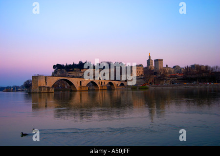 Il Pont Saint St Benezet ponte di Avignone il Rodano al tramonto con la luna, Vaucluse, Rhone, Provenza, Francia Foto Stock