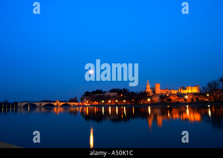 Il Pont Saint St Benezet ponte di Avignone e il Palazzo Papale sul Rodano al tramonto con la luna, Vaucluse, Rhone, Provenza, Francia Foto Stock