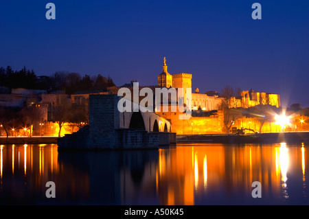 Il Pont Saint St Benezet ponte di Avignone e il Palazzo Papale sul Rodano al tramonto, Vaucluse, Rhone, Provenza, Francia Foto Stock