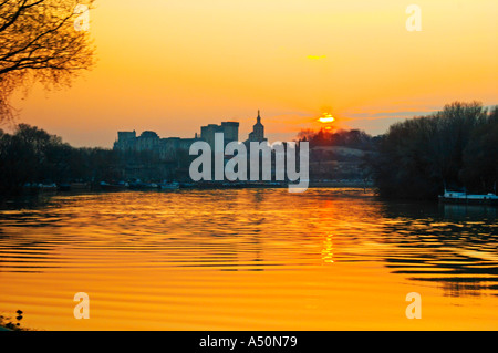Il papa nel palazzo di Avignone e sul fiume Rodano al tramonto, Vaucluse, Rhone, Provenza, Francia Foto Stock