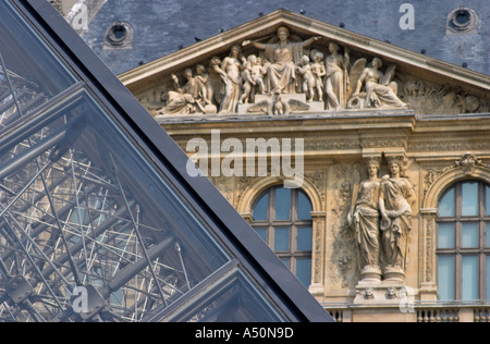 La Piramide del Louvre con Pavillon Richelieu sezione del Palazzo del Louvre in background Parigi Francia Foto Stock