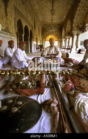 Sawai Bhawani Singh eseguendo Shastra Pujan arma culto du Foto Stock