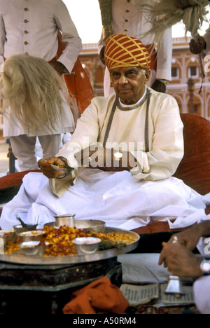 Sawai Bhawani Singh eseguendo Shastra Pujan arma culto du Foto Stock