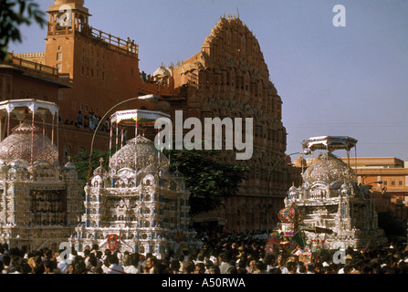 Processione al di fuori del Hawa Mahal Jaipur India Rajasthan Foto Stock