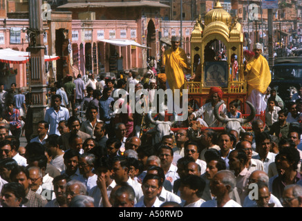 Processione al di fuori del Hawa Mahal Jaipur India Rajasthan Foto Stock