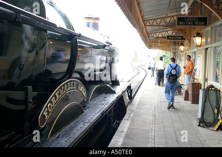 Treno a vapore in attesa presso la piattaforma Foto Stock