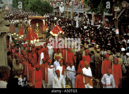 Processione al di fuori del Hawa Mahal Jaipur India Rajasthan Foto Stock