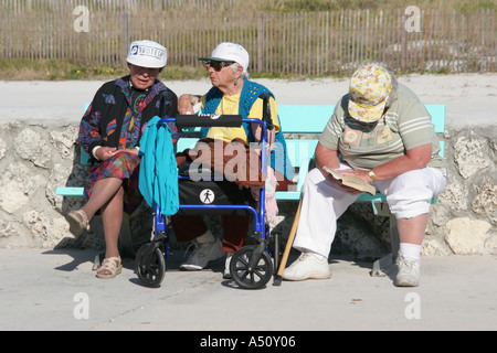 Miami Beach Florida, Ocean Drive, Lummus Park, anziani anziani anziani anziani cittadini pensionati pensionati pensionati anziani, donne, panca, visitatori viaggio tra Foto Stock