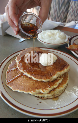 Miami Beach Florida, Collins Avenue, Denny's, ristorante, ristoranti, ristoranti, ristoranti, ristoranti, ristoranti, caffè, bistrot, sciroppo versato, pancake, i visitatori viaggiano su una strada Foto Stock