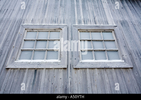 Frosty finestre di un edificio abbandonato, Finlandia Foto Stock