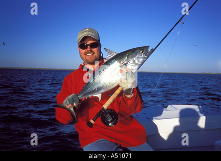 Uomo con pesci catturati durante la pesca con la mosca in Carolina del Nord e Stati Uniti d'America Foto Stock