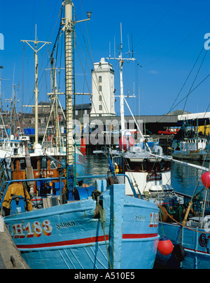 Barche da pesca dipinte in modo brillante presso la banchina dei pesci, North Shields, Tyneside, Tyne and Wear, Inghilterra, UK. Negli anni '90 Foto Stock