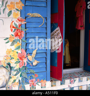 Rosso e blu nella finestra ritagliata con Best shop in Antigua avviso sul Redcliffe Quay St Johns Antigua nei Caraibi Foto Stock