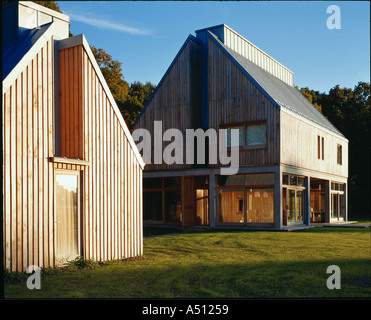 Il Lodge, Whithurst Park vista esterna al di fuori di casa in legno con tetto spiovente. Architetto: James Gorst Architetti Foto Stock