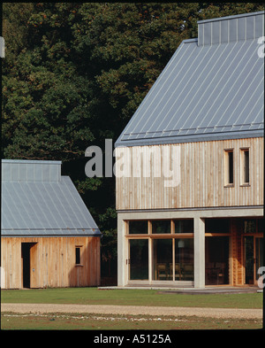 Il Lodge, Whithurst Park, vista esterna al di fuori del tetto spiovente . Architetto: James Gorst Architetti Foto Stock