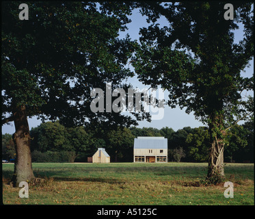 Il Lodge, Whithurst Park - Vista esterna della casa in legno in campi di piatto con alberi. Architetto: James Gorst Architetti Foto Stock