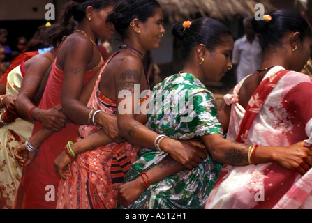 Tribali del distretto di Koraput eseguono la loro danza home in Orissa Foto Stock