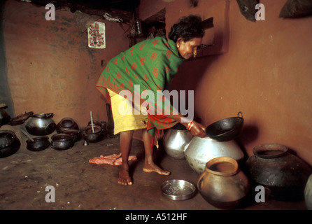 Il vecchio donna tribale di cottura degli alimenti Koraput Distretto India Orissa Foto Stock