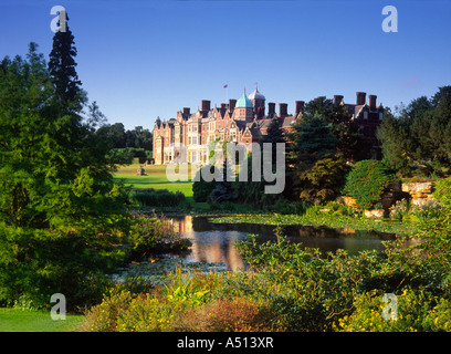 Sandringham House e il lago vicino a Kings Lynn nel Norfolk England Regno Unito