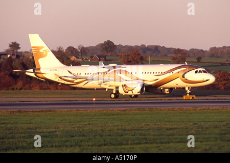 Airbus A320 Prestige azionato da SAAD Air Ltd di rullaggio per il decollo all'Aeroporto di Luton, Regno Unito Foto Stock