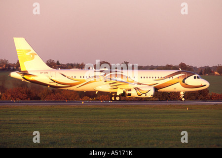 Airbus A320 Prestige azionato da SAAD Air Ltd di rullaggio per il decollo all'Aeroporto di Luton, Regno Unito Foto Stock