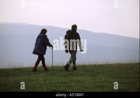 I camminatori sulle colline sopra Keswick Foto Stock