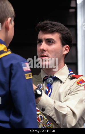 Boy Scout neckerchief di raddrizzatura del cub Scout utente deve ottenere una specifica autorizzazione da parte di Boy Scouts of America Irvine TX Foto Stock