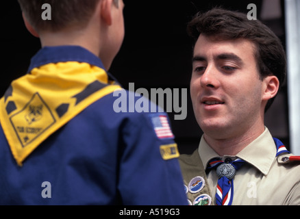 Boy Scout neckerchief di raddrizzatura del cub Scout utente deve ottenere una specifica autorizzazione da parte di Boy Scouts of America Irvine TX Foto Stock