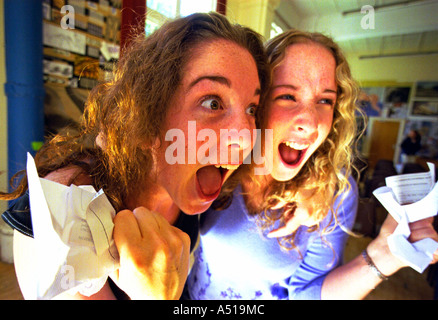 18 anni di studenti di Brighton e Hove alta scuola per ragazze celebrano il loro un livello i risultati degli esami Foto Stock