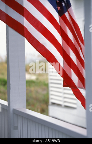 Bandiera americana appesa sul beach cottage portico Foto Stock