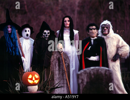 Gruppo di adulti in costumi di Halloween Foto Stock