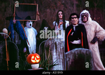 Gruppo di adulti in costumi di Halloween Foto Stock