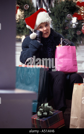 Esaurito Christmas Shopper Foto Stock