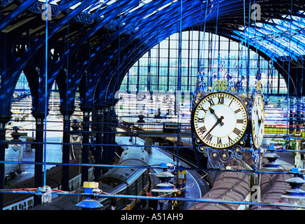 Il restaurato di recente a Londra e Brighton South Coast Railway orologio sotto la tettoia della stazione Foto Stock