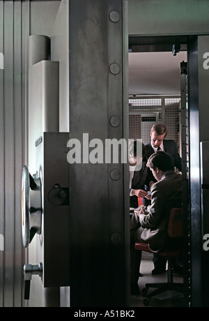 I dirigenti della banca lavorare all'interno di un enorme archivio di acciaio Foto Stock