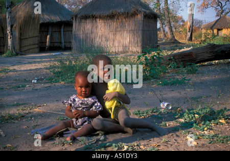 Due bambini nel villaggio di Okavango Delta Botswana Foto Stock